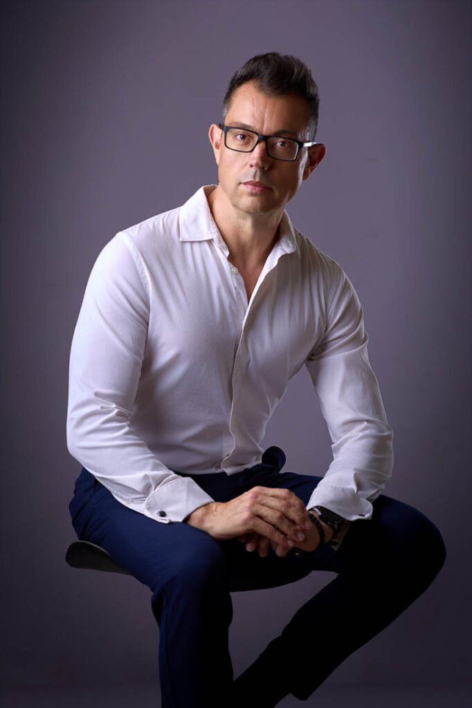 Retrato editorial del CEO con gesto sereno y decidido.