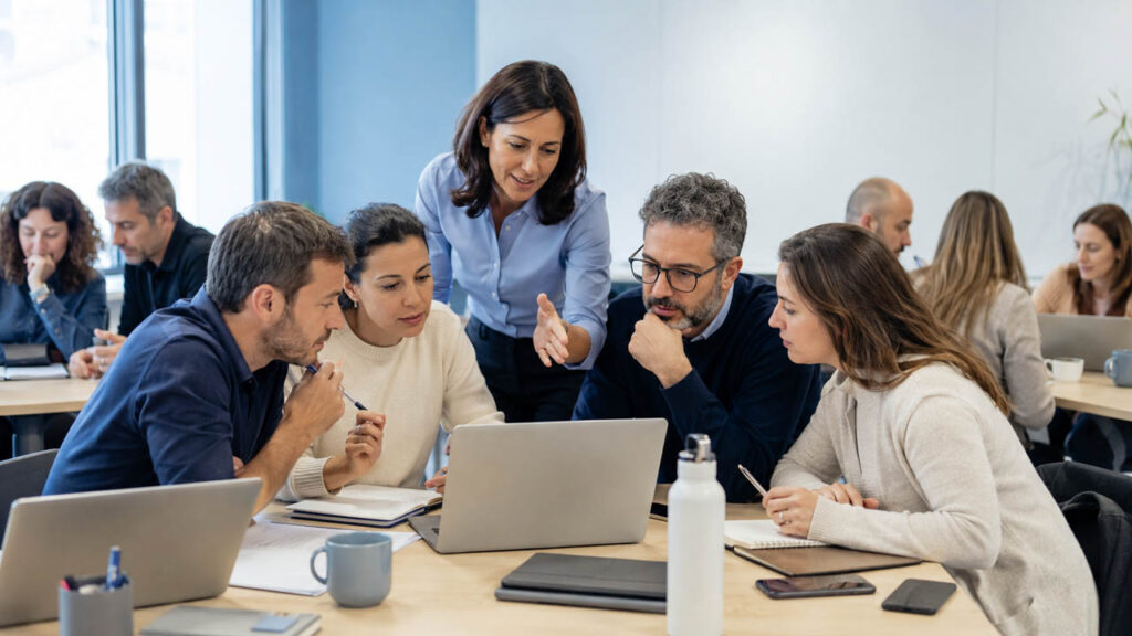 Equipo organizando documentos y registros para demostrar la formación en inteligencia artificial